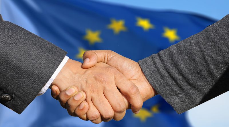 poignées de mains sur fond de drapeau européen