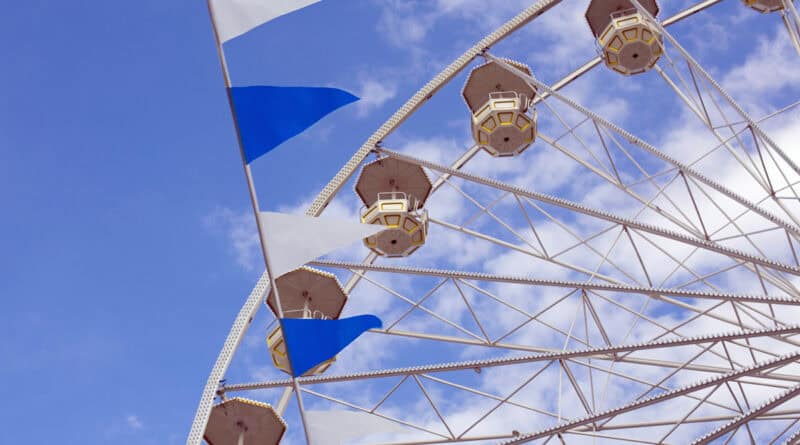 Ciel bleu et grande roue fête foraine avec guirlande drapeaux bleu et blanc