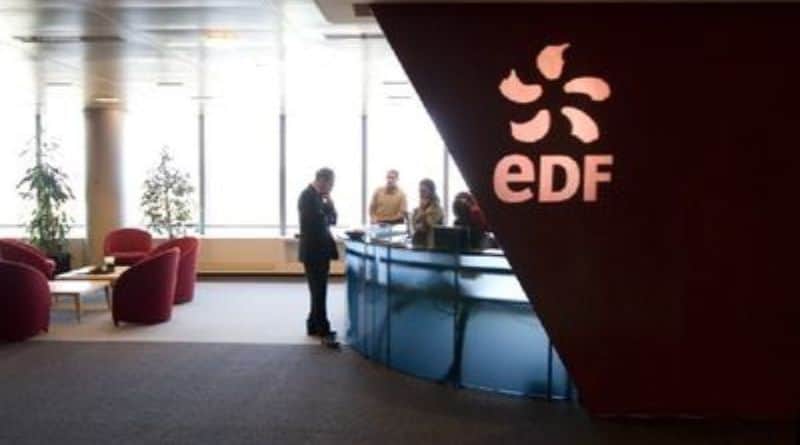 accueil dans une entreprise avec des hotesses et une personne qui attend, dans l'angle droit sur fond noir le logo EDF.