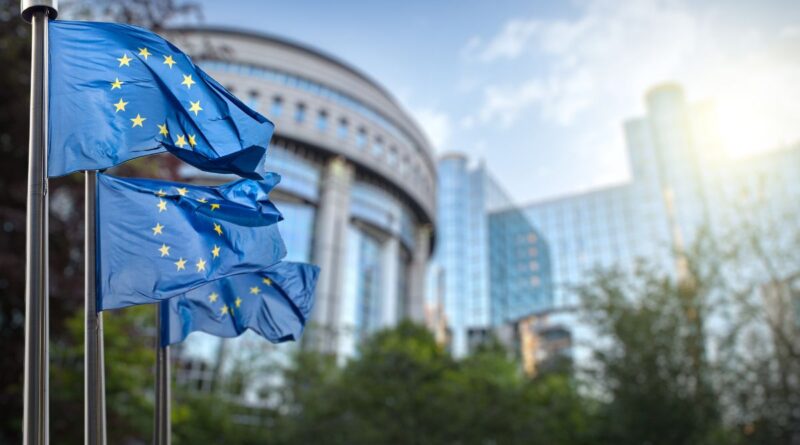 3 drapeaux européens flottent au vent devant le parlement européen à Bruxelles