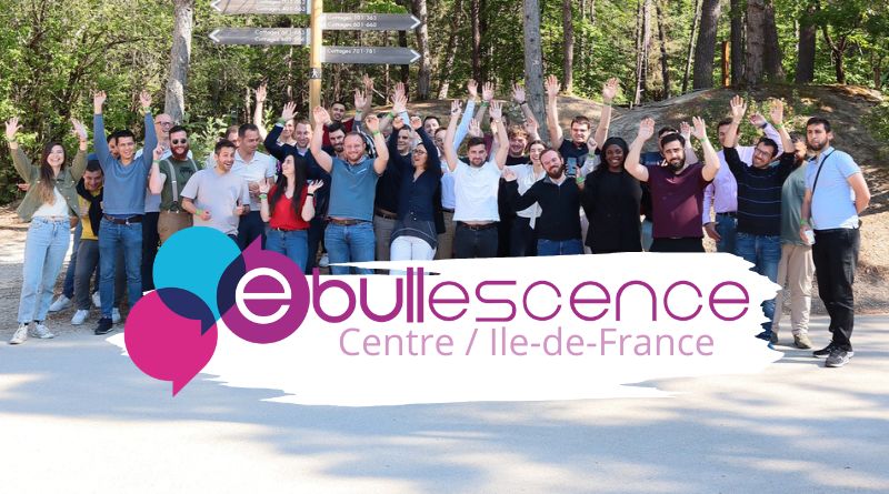 Un groupe de jeunes lèvent les bras en l'air sur une place, en fond une forêt et en surimpression le logo Ebullescence bleu et violet Centre / Ile de France