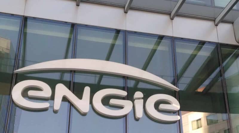 Logo Engie sur la façade du siège à la Défense