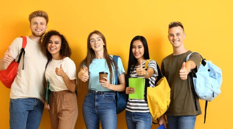 groupe de 5 jeunes sur un fond jaune