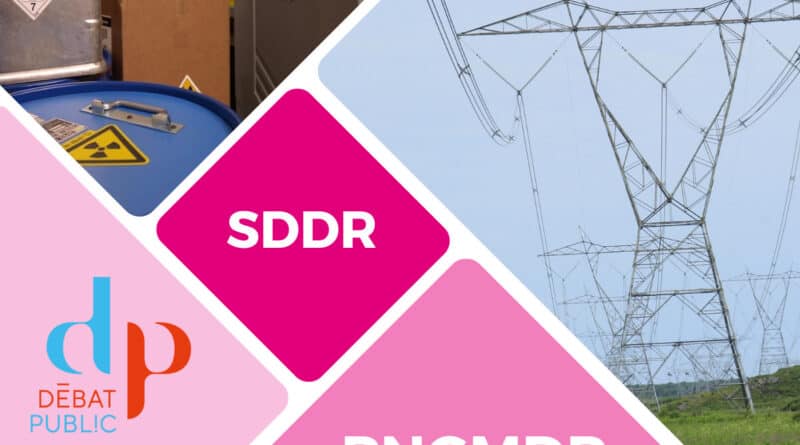 Cinq blocs figurent sur cette image. Deux sont des blocs images avec des réseaux électriques sur l'un et des déchets radioactifs sur l'autre. Trois autres blocs de couleur rose sont également présents. L'un, en bas à gauche, supporte le logos des Débats Publics. Au milieu en bas à gauche comportant le sigle PNGMDR. Le troisième, situé au milieu, comporte le sigle SDDR.