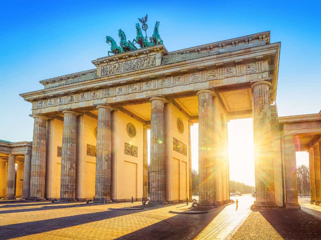 La porte de brandebourg à Berlin en Allemagne avec un soleil couchant