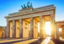 La porte de brandebourg à Berlin en Allemagne avec un soleil couchant