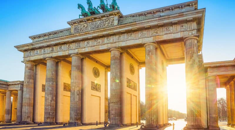 La porte de brandebourg à Berlin en Allemagne avec un soleil couchant