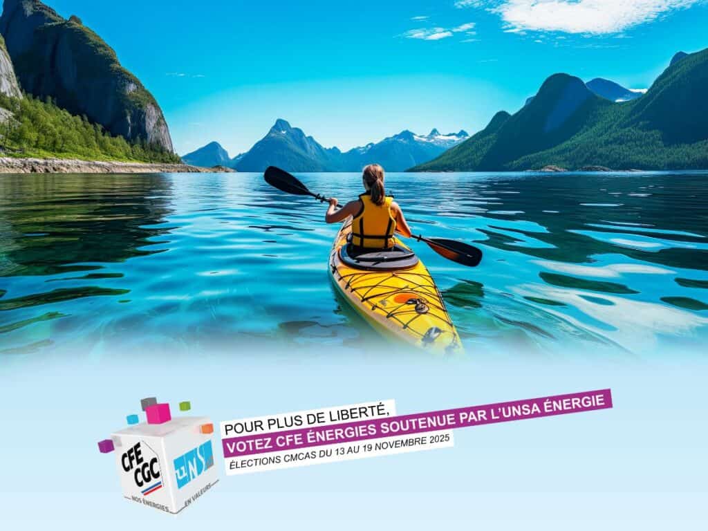 jeune femme en canoe sur un lac de montagne