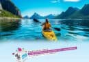 jeune femme en canoe sur un lac de montagne