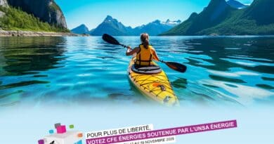 jeune femme en canoe sur un lac de montagne
