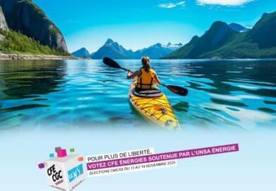 jeune femme en canoe sur un lac de montagne