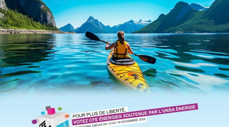 jeune femme en canoe sur un lac de montagne