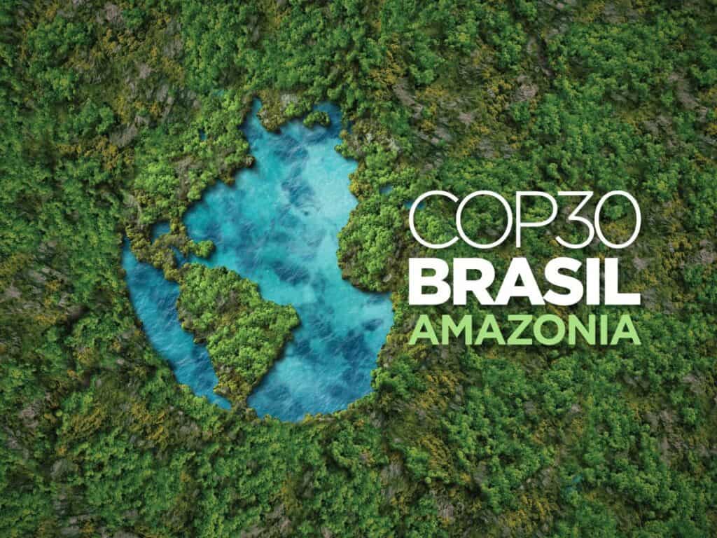 forêt amazonienne vue du ciel avec le logo de la COP 30 au Brésil